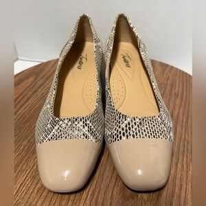 Trotters Women’s Daisy Creme Snakeskin Patent Leather Slip On Pumps Size 11 M